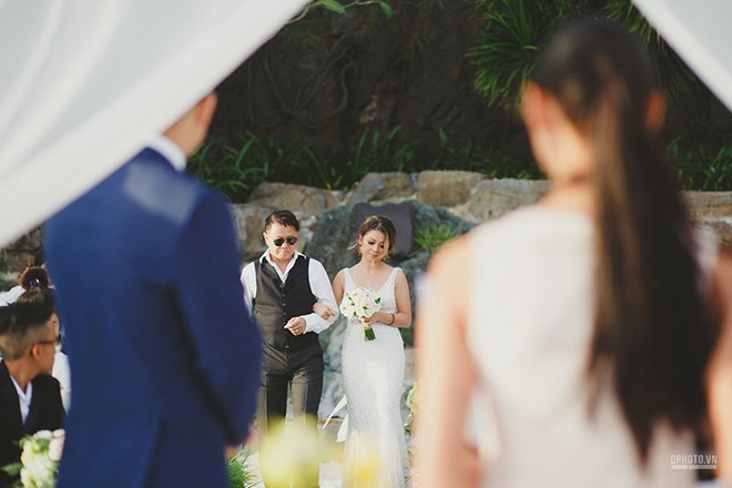 Lễ cưới chỉ 30 khách bên bờ biển của cô dâu Việt kiều được tạp chí châu Á hết lời khen ngợi - Ảnh 7.