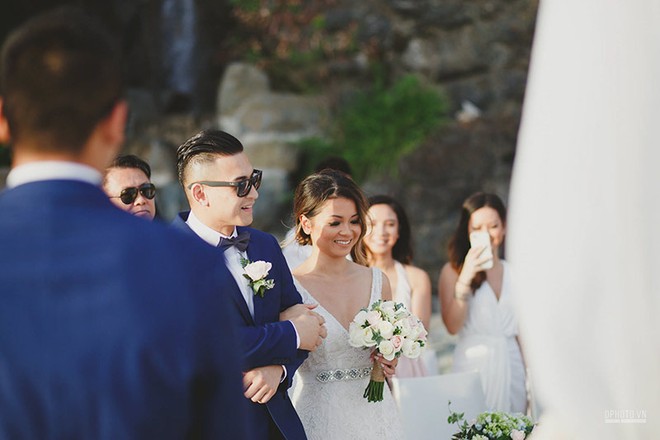 Lễ cưới chỉ 30 khách bên bờ biển của cô dâu Việt kiều được tạp chí châu Á hết lời khen ngợi - Ảnh 8.