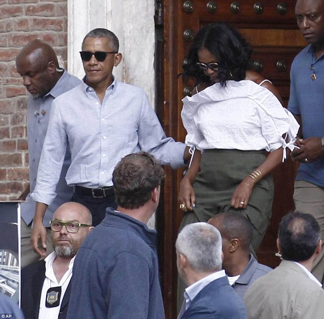 Cựu Đệ nhất phu nhân Michelle gặp làn sóng chỉ trích của cư dân mạng vì mặc đồ hở vai - Ảnh 2.