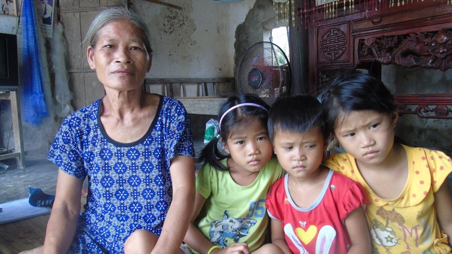 Mẹ mải m&ecirc; chạy theo t&igrave;nh mới bỏ mặc 3 con thơ ng&agrave;y ng&agrave;y ra ng&otilde; g&agrave;o kh&oacute;c ng&oacute;ng tr&ocirc;ng mẹ - Ảnh 1.