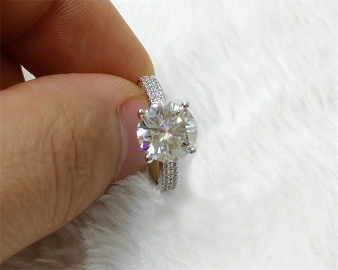 Đại gia cầu hôn bạn gái bằng chiếc nhẫn kim cương trị giá 5000 tô mỳ cay - Ảnh 1.
