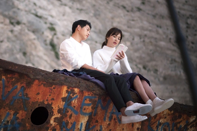 Biên kịch Hậu Duệ Mặt Trời hé lộ về sự thay đổi của Song Joong Ki khi yêu Song Hye Kyo - Ảnh 2.