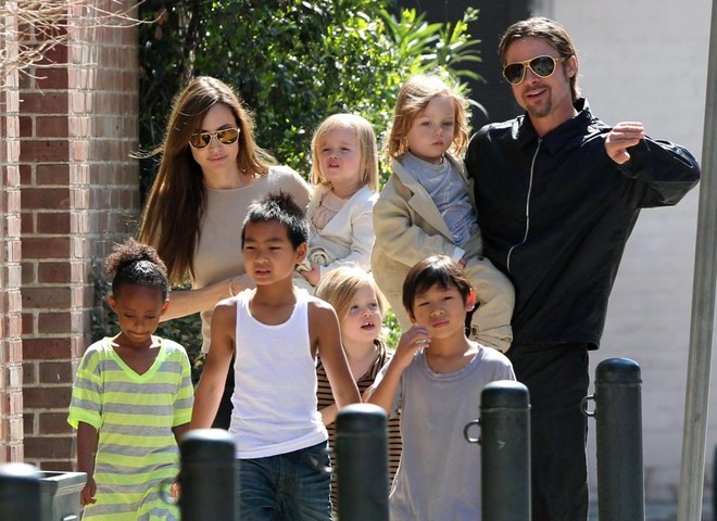 Vừa có tin Brad Pitt đòi ly hôn bằng được, lại thấy xe đỗ ngay trước cửa nhà Angelina Jolie - Ảnh 3.