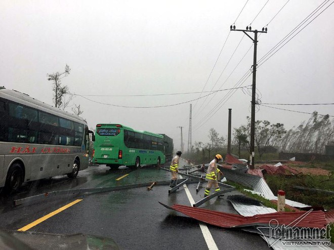 Xe khách chở 30 người gặp bão sa lầy ở Hà Tĩnh - Ảnh 1.