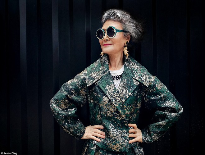 Cụ bà 73 tuổi chất như fashionista, lái mô tô, cưỡi ngựa trên Tây Tạng, nhiều người trẻ tuổi còn thua xa - Ảnh 1. Cụ bà 73 tuổi chất như fashionista, lái mô tô, cưỡi ngựa trên Tây Tạng, nhiều người trẻ tuổi còn thua xa - Ảnh 1.