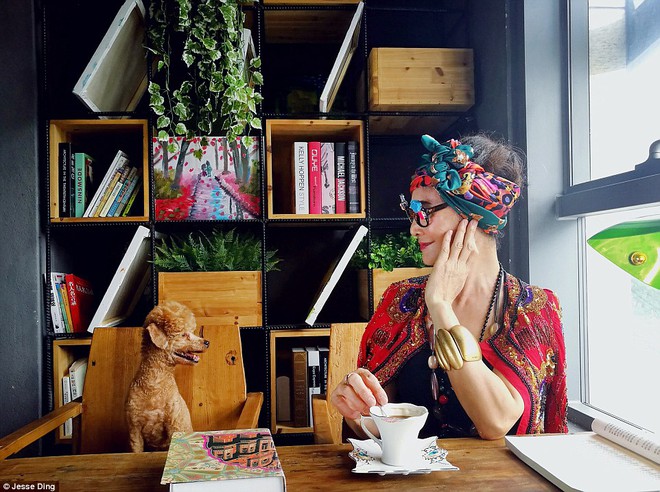 Cụ bà 73 tuổi chất như fashionista, lái mô tô, cưỡi ngựa trên Tây Tạng, nhiều người trẻ tuổi còn thua xa - Ảnh 4. Cụ bà 73 tuổi chất như fashionista, lái mô tô, cưỡi ngựa trên Tây Tạng, nhiều người trẻ tuổi còn thua xa - Ảnh 4.