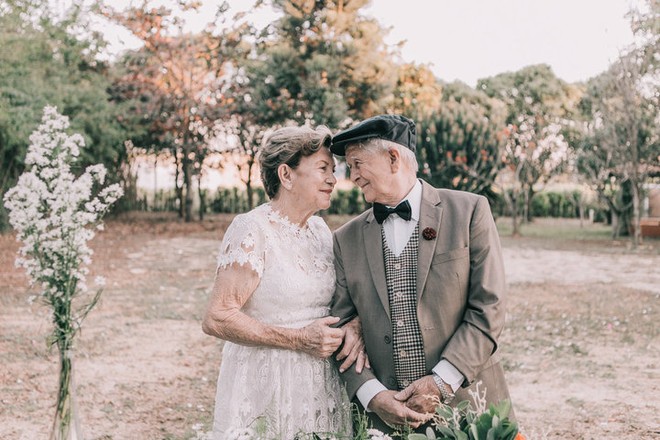Điều ngọt ngào của ông bà cụ sau 60 năm kết hôn chưa từng có cơ hội chụp ảnh cưới - Ảnh 3.