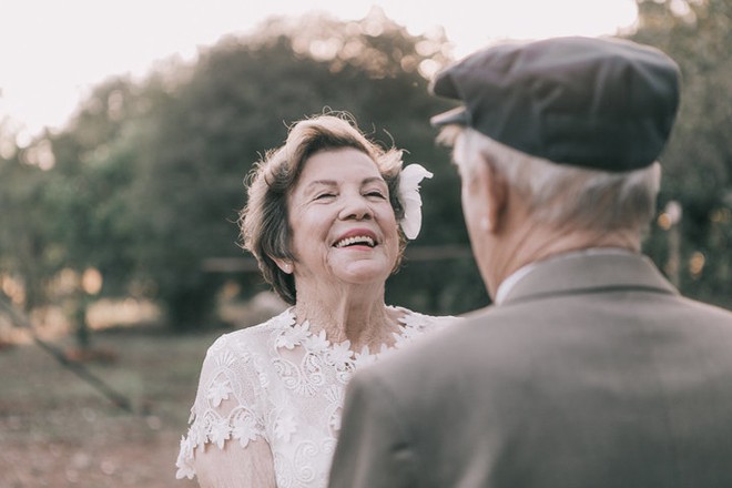 Điều ngọt ngào của ông bà cụ sau 60 năm kết hôn chưa từng có cơ hội chụp ảnh cưới - Ảnh 4.