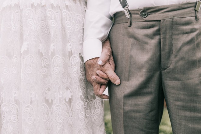 Điều ngọt ngào của ông bà cụ sau 60 năm kết hôn chưa từng có cơ hội chụp ảnh cưới - Ảnh 7.
