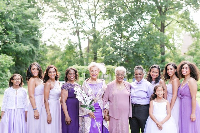 Nhan sắc xinh đẹp rạng rỡ của cô dâu 86 tuổi trong chiếc váy cưới tự thiết kế làm dân tình “phát hờn” - Ảnh 5.