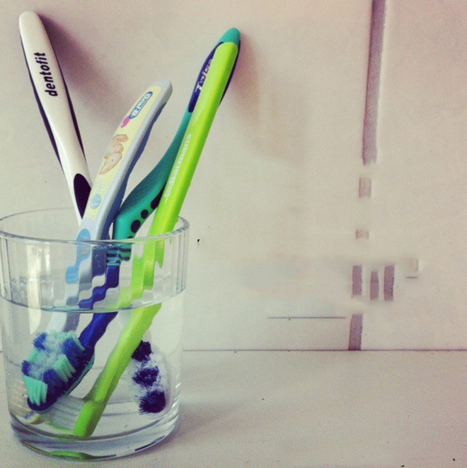 Đánh tan nỗi lo ngại bàn chải đánh răng bẩn bằng cách cực hay và vô cùng đơn giản sau - Ảnh 1.