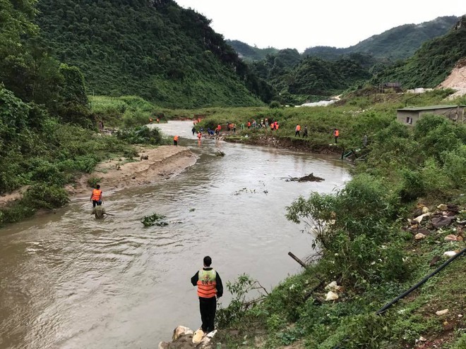 Hàng trăm chiến sỹ dàn quân tìm kiếm bé 4 tuổi bị lũ cuốn mất tích ở Nghệ An - Ảnh 1. Hàng trăm chiến sỹ dàn quân tìm kiếm bé 4 tuổi bị lũ cuốn mất tích ở Nghệ An - Ảnh 1.