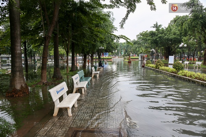Sài Gòn ngập cả buổi sáng sau trận mưa đêm, nhân viên thoát nước ra đường đẩy xe chết máy giúp người dân - Ảnh 2.