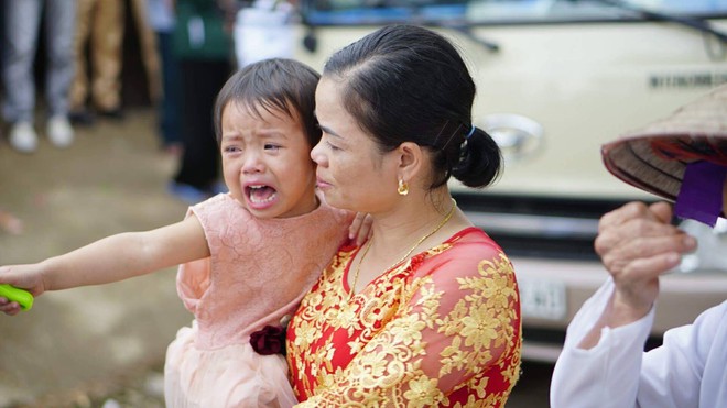 Em gái khóc nức nở trong ngày chị đi lấy chồng gây bão mạng: Chị đi lấy chồng em ngủ với ai? - Ảnh 2.