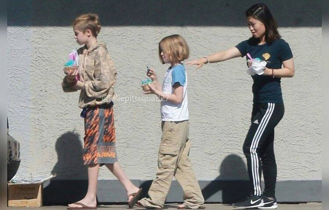 Hai cô con gái ruột của Angelina Jolie gây chú ý khi mặc đồ như con trai trên phố - Ảnh 2.