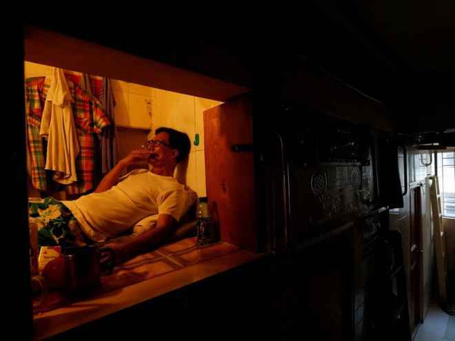 Những “ngôi nhà quan tài” rộng vài m2: Cuộc sống tù túng, ngột ngạt của hàng nghìn người dân Hong Kong - Ảnh 1.