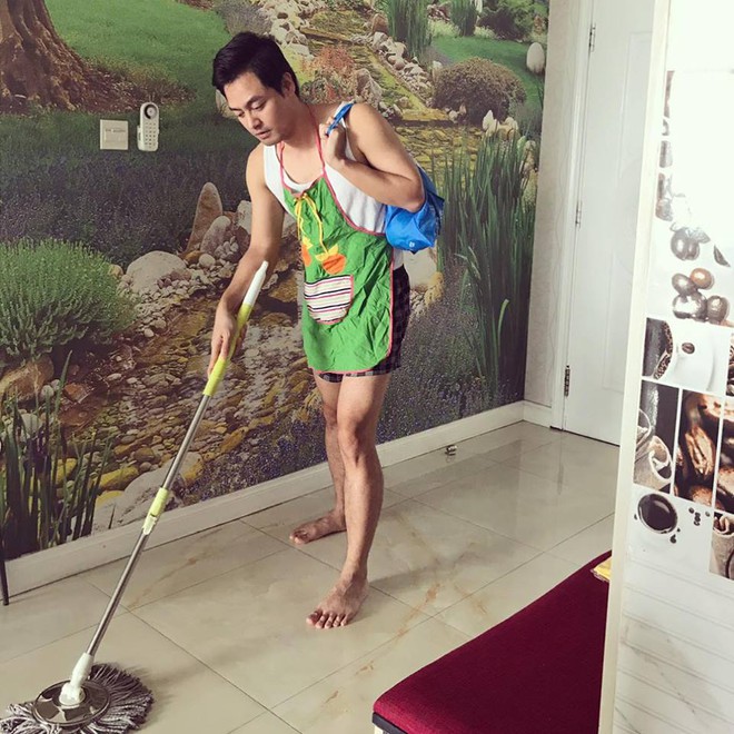 MC Phan Anh đeo tạp dề lau nh&agrave;, l&agrave;m thơ ng&ocirc;n t&igrave;nh tặng vợ - Ảnh 2.