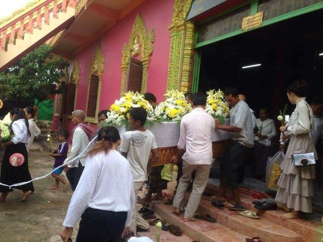 Tang lễ đẫm nước mắt của nữ ca sĩ Campuchia bị chồng bắn chết vì ghen tuông - Ảnh 5.