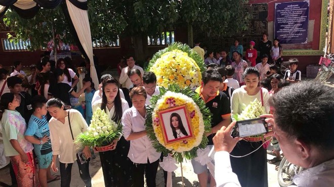 Tang lễ đẫm nước mắt của nữ ca sĩ Campuchia bị chồng bắn chết vì ghen tuông - Ảnh 1.