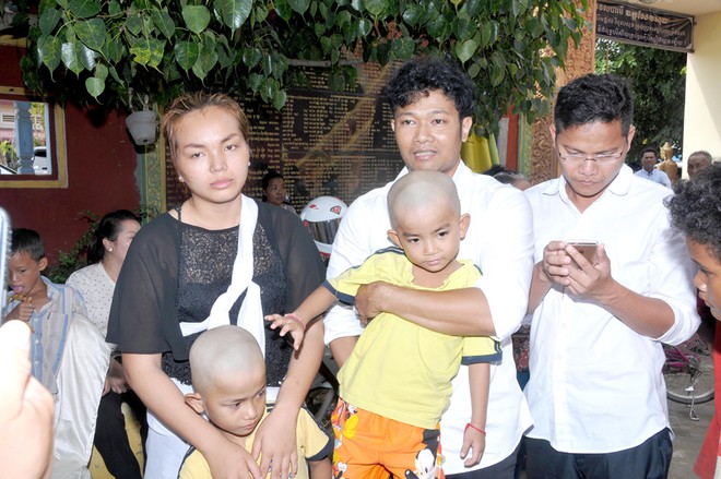 Tang lễ đẫm nước mắt của nữ ca sĩ Campuchia bị chồng bắn chết vì ghen tuông - Ảnh 4.