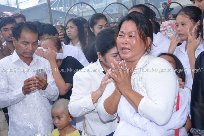 Tang lễ đẫm nước mắt của nữ ca sĩ Campuchia bị chồng bắn chết vì ghen tuông - Ảnh 7.
