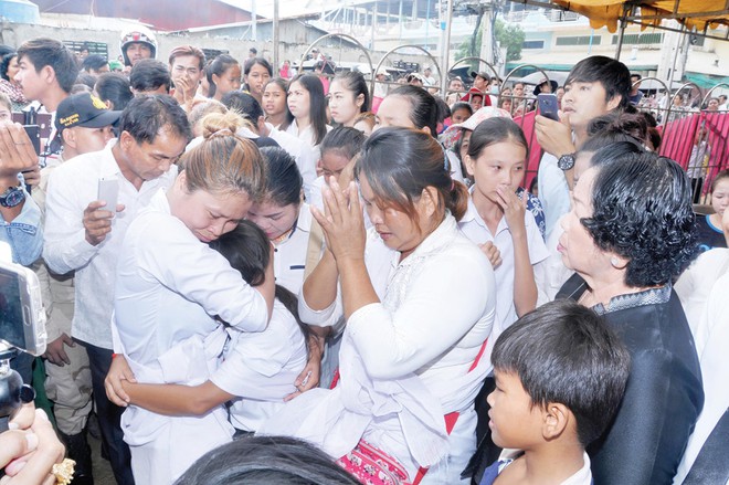 Tang lễ đẫm nước mắt của nữ ca sĩ Campuchia bị chồng bắn chết vì ghen tuông - Ảnh 8.