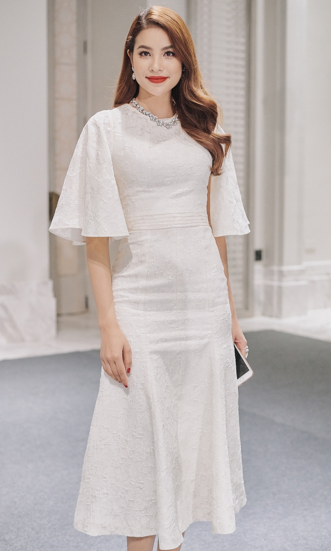 Diện váy trắng tinh giản, Hoa hậu Phạm Hương vẫn tỏa sáng giữa dàn mỹ nhân trên thảm đỏ show diễn kỷ niệm 10 năm - Ảnh 3.