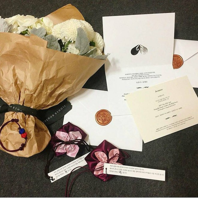 Cận cảnh món quà của Song Joong Ki và Song Hye Kyo tặng khách mời sau đám cưới - Ảnh 1.