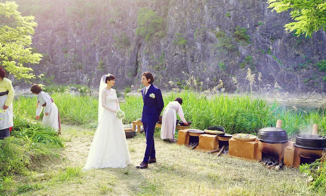 Sự khác biệt trong đám cưới người nổi tiếng: Sao Hàn kín đáo giản dị, sao Trung khoa trương hoành tráng - Ảnh 5.