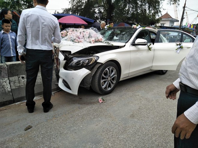 Xe Mercedes cưới đâm dải phân cách đầu tõe làm đôi, cô dâu chú rể an toàn - Ảnh 2. Xe Mercedes cưới đâm dải phân cách đầu tõe làm đôi, cô dâu chú rể an toàn - Ảnh 2.