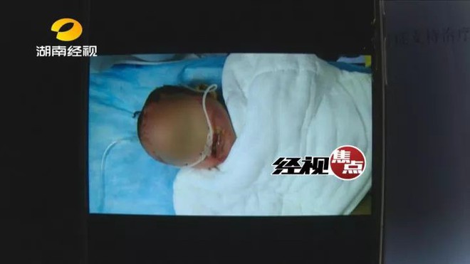 2 con nhỏ chết thảm vì thói quen sạc điện thoại đầu giường của bố mẹ - Ảnh 1.