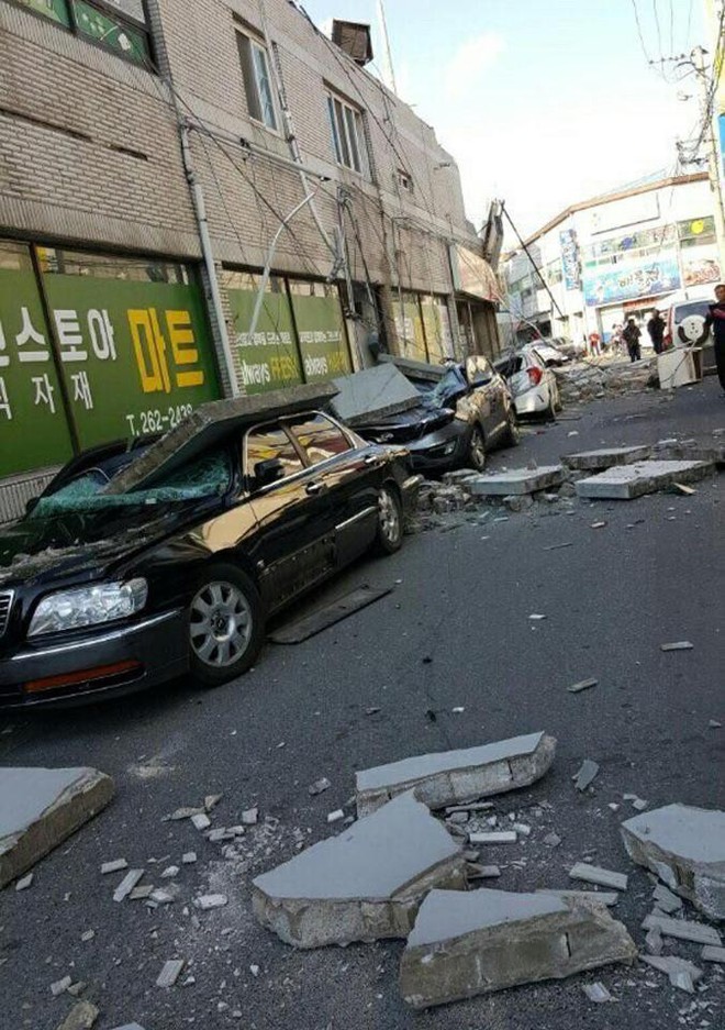 Người dân Hàn Quốc hoảng loạn chứng kiến các tòa nhà rung chuyển trong trận động đất 5,5 độ richter - Ảnh 3.