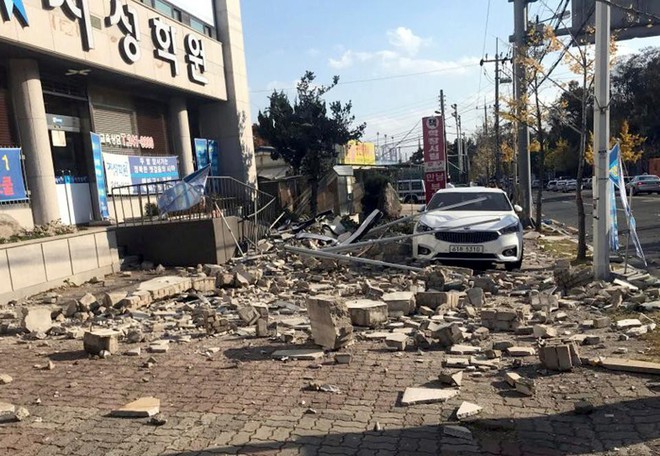 Người dân Hàn Quốc hoảng loạn chứng kiến các tòa nhà rung chuyển trong trận động đất 5,5 độ richter - Ảnh 5.