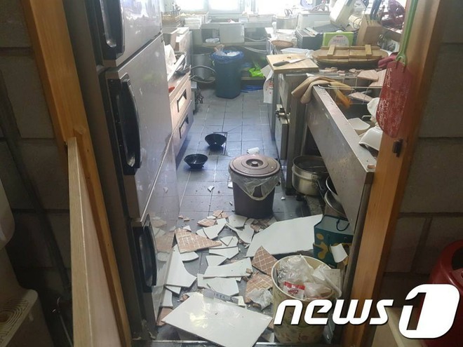 Người dân Hàn Quốc hoảng loạn chứng kiến các tòa nhà rung chuyển trong trận động đất 5,5 độ richter - Ảnh 10.