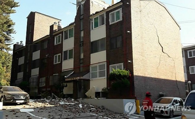 Người dân Hàn Quốc hoảng loạn chứng kiến các tòa nhà rung chuyển trong trận động đất 5,5 độ richter - Ảnh 9.