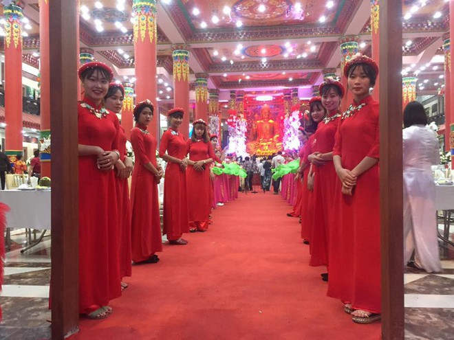 Siêu đám cưới tại Bắc Ninh: Kéo dài 15 ngày, 2 xe Rolls-Royce rước dâu, pháo hoa bắn rợp trời - Ảnh 1.
