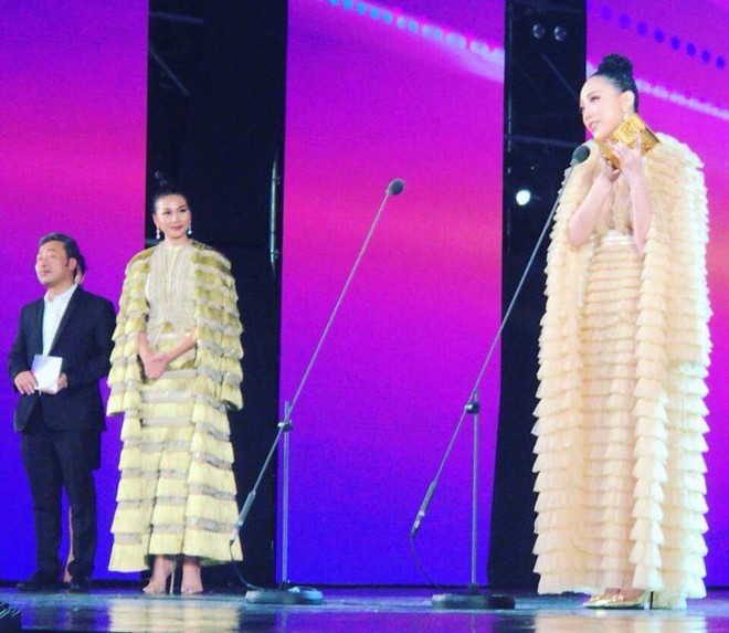 Thanh Hằng và Tóc Tiên nhìn bỗng y chang nhau trên sân khấu MAMA 2017 - Ảnh 1.