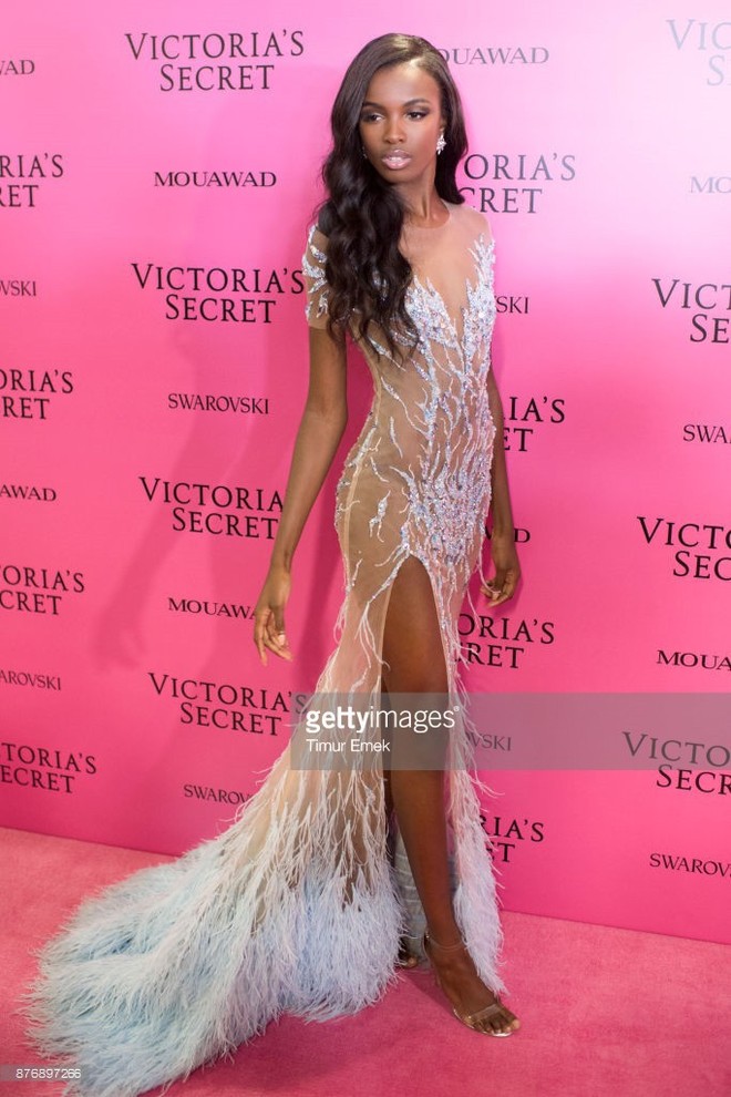Chân dài Victorias Secret diện đầm của NTK Lê Thanh Hòa lên thảm hồng danh tiếng - Ảnh 2.