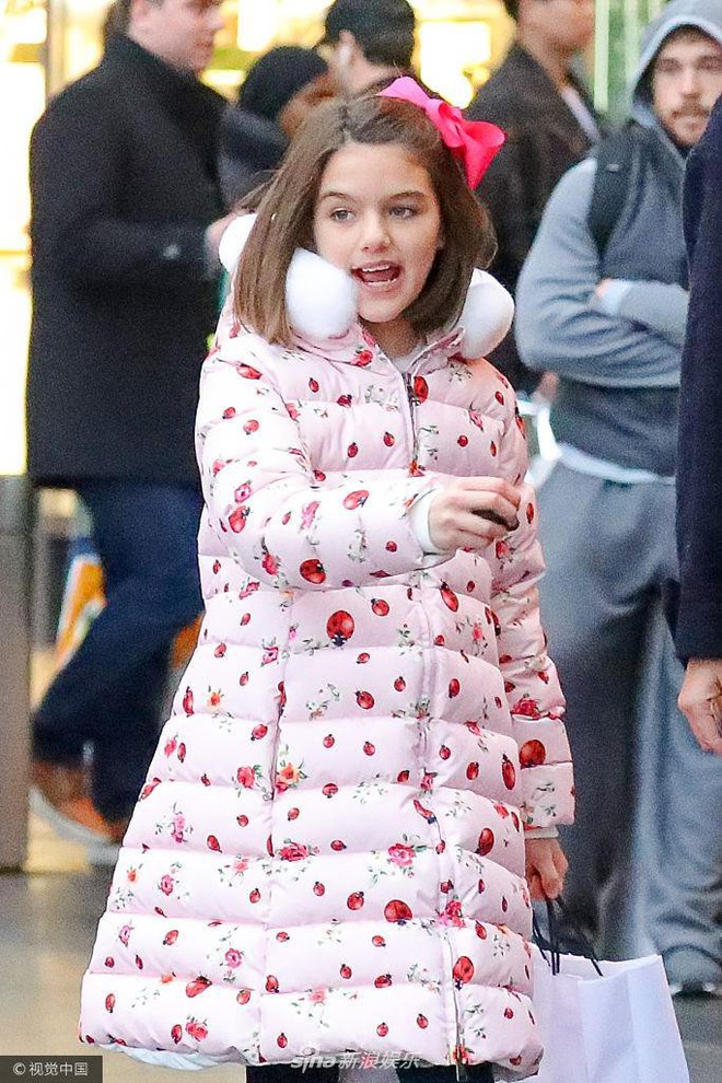 Mới 11 tuổi nhưng cô bé Suri Cruise đã ra dáng thiếu nữ khi dạo phố cùng mẹ - Ảnh 1.