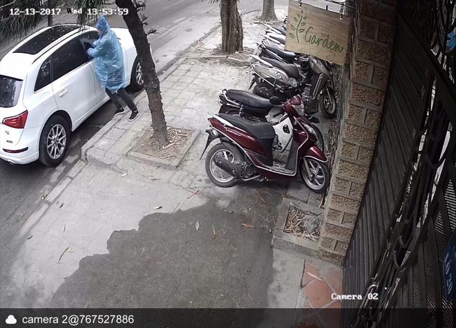 Clip: Tên trộm liều lĩnh phá cửa kính ô tô, trộm túi xách trong chớp mắt giữa phố Hà Nội - Ảnh 1.