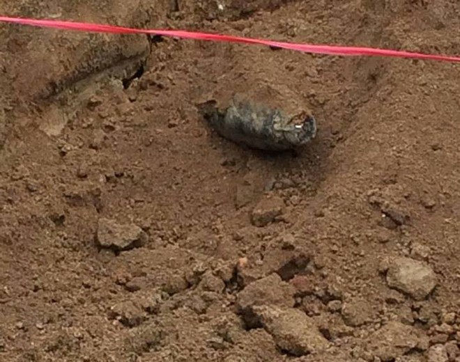 Đào móng xây trường mầm non, phát hiện bom dưới lòng đất - Ảnh 1.