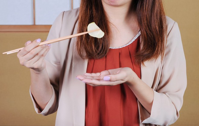 10 quy tắc ăn uống của người Nhật: cần tránh mắc phải kẻo bị coi là mất lịch sự - Ảnh 1.