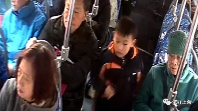 Mẹ mải mê xem điện thoại để lạc con trên xe buýt khiến bé hoảng sợ suýt khóc - Ảnh 2.