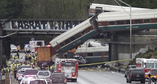 Mỹ: Tàu cao tốc trật đường ray, lao thẳng xuống đường khiến ít nhất 6 người thiệt mạng - Ảnh 2.