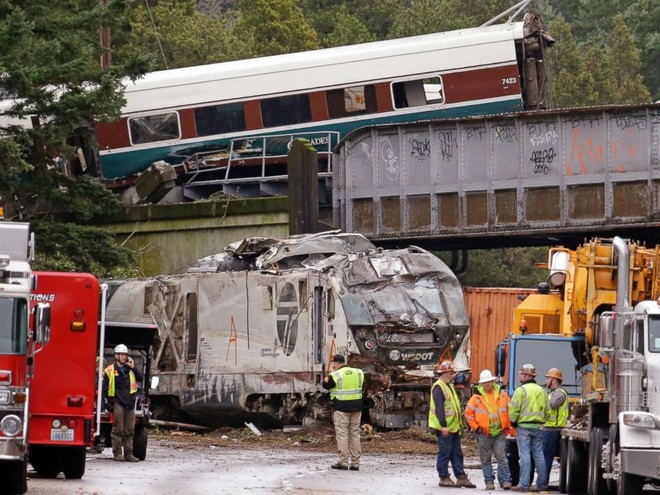 Mỹ: Tàu cao tốc trật đường ray, lao thẳng xuống đường khiến ít nhất 6 người thiệt mạng - Ảnh 4.