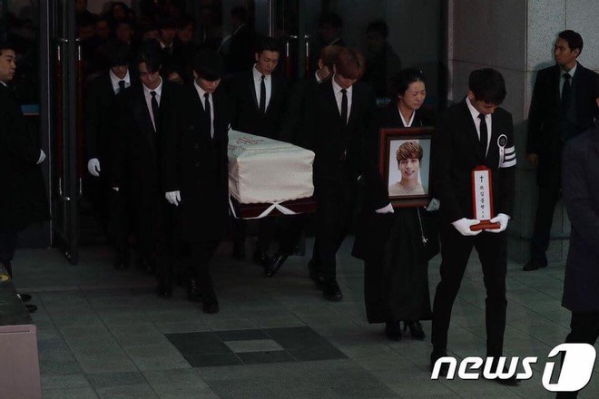 Các thành viên SHINee gục khóc trong giờ đưa linh cữu Jonghyun đến nơi an nghỉ cuối cùng - Ảnh 1.