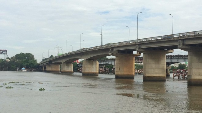 Nhiều người ngỡ ngàng khi thấy cô gái 20 tuổi gieo mình xuống sông Sài Gòn nghi tự tử - Ảnh 1.