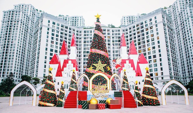 Vincom rực rỡ đ&oacute;n m&ugrave;a Gi&aacute;ng Sinh nhiệm m&agrave;u 2017 - Ảnh 1.