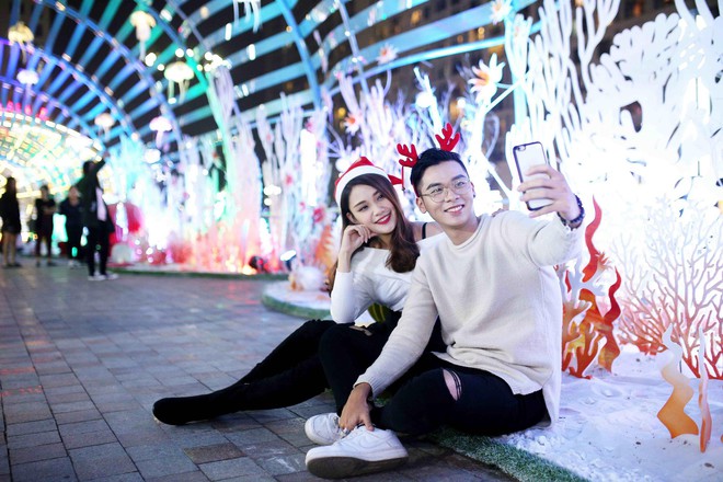 Vincom rực rỡ đ&oacute;n m&ugrave;a Gi&aacute;ng Sinh nhiệm m&agrave;u 2017 - Ảnh 2.