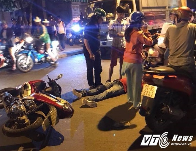 Ô tô gây tai nạn thản nhiên bỏ chạy để mặc người đàn ông bất tỉnh - Ảnh 1. Ô tô gây tai nạn thản nhiên bỏ chạy để mặc người đàn ông bất tỉnh - Ảnh 1.